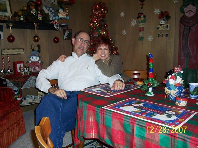 100_3389.JPG - Mark & Pam enjoying the family time.