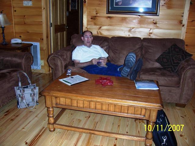 100_3120.JPG - I plopped on the couch as soon as we arrived at our cabin ... "Misty's Mountain Hideaway".