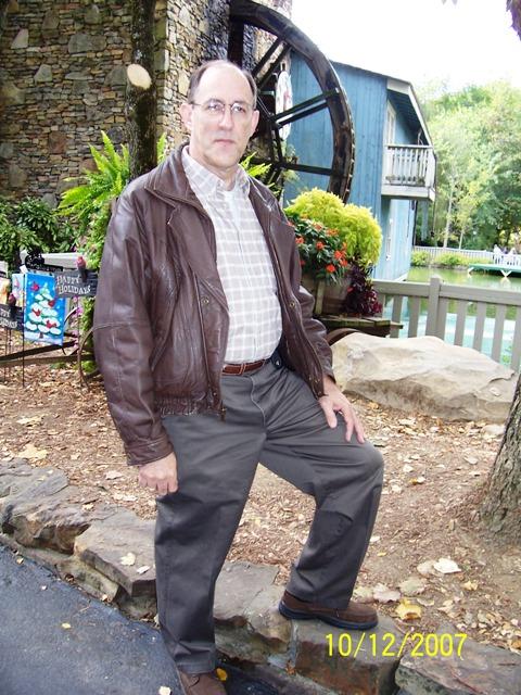 100_3127.JPG - By the water wheel at Dollywood.