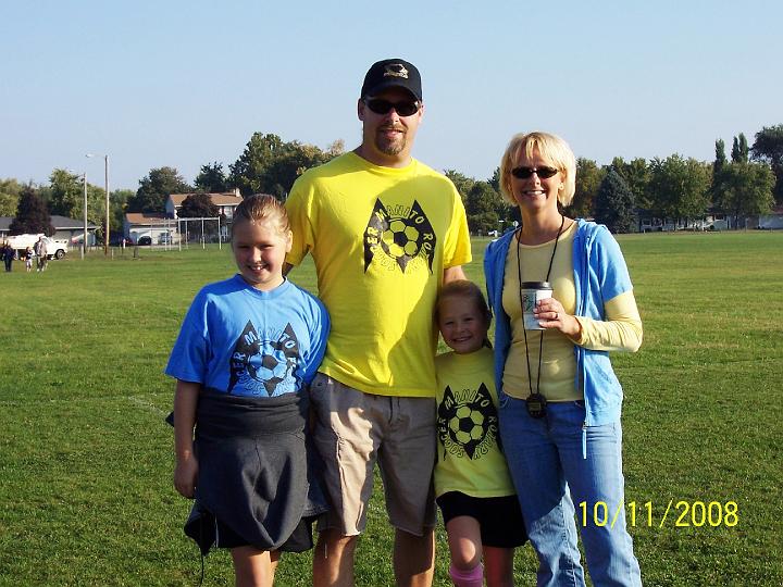 100_4051.JPG - The Wilbur family bofore the games.