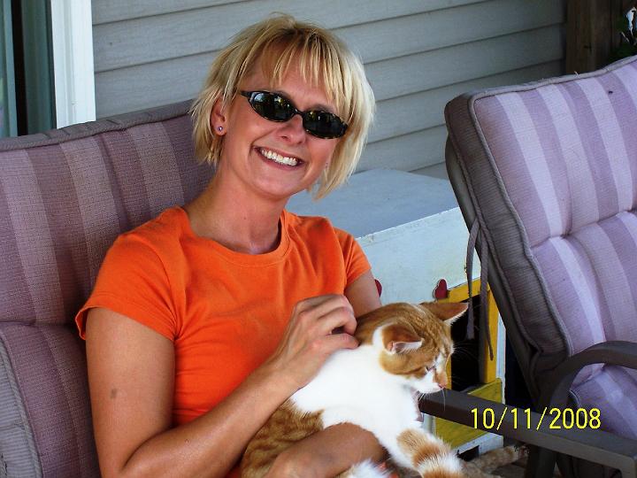 100_4081.JPG - Joy and one of their menagerie of cats.