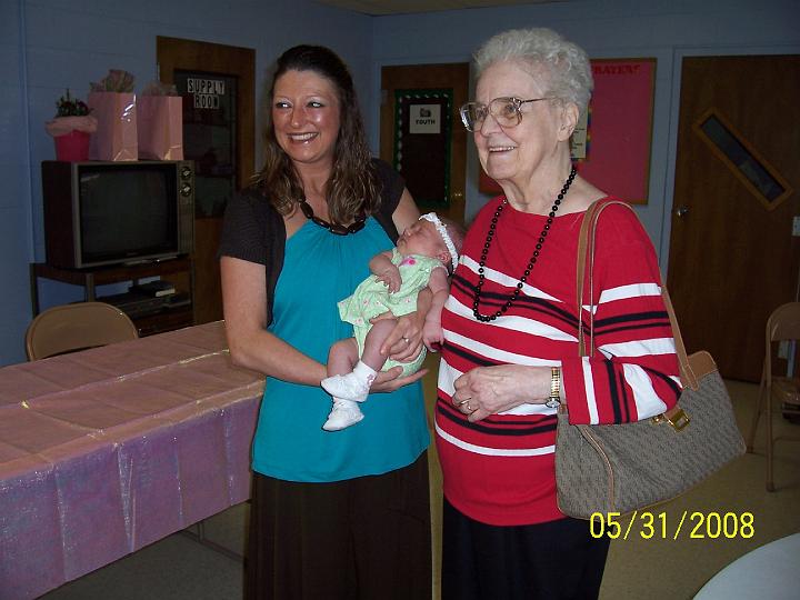 100_3667.JPG - Misty, Macie, and great-grandma Audrey.