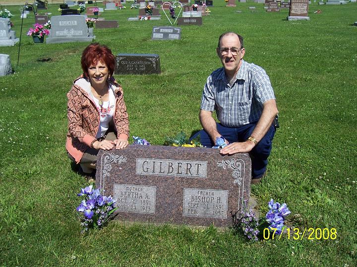 100_3831.JPG - The gravesite of Chet's parents, near Terre Haute, Illiinois.