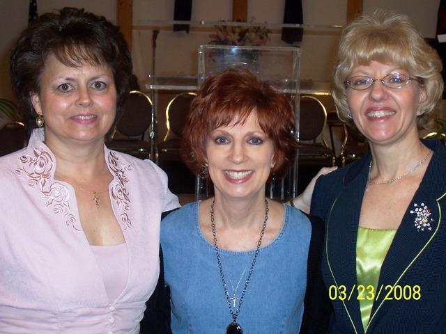 100_3473.JPG - Pam with cousins Linda & Dawn.