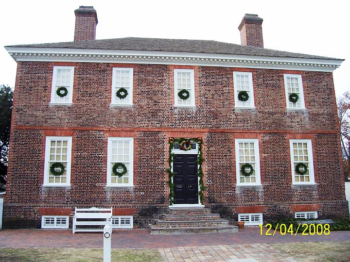 100_4225.JPG - One of the classic buildings at Williamsburg.  Rather than all being part of an "attraction", many of the buildings are actually privately owned, and some are not available for public viewing.