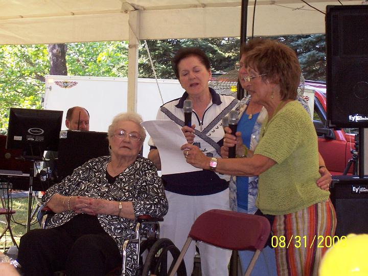 100_3924.JPG - The girls getting together for some old songs.