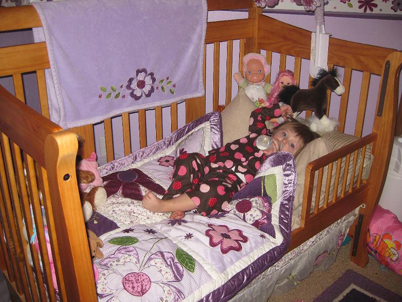IMG_1309.JPG - Daddy converted Macie's 4-in-1 bed from a crib to a toddler bed.
