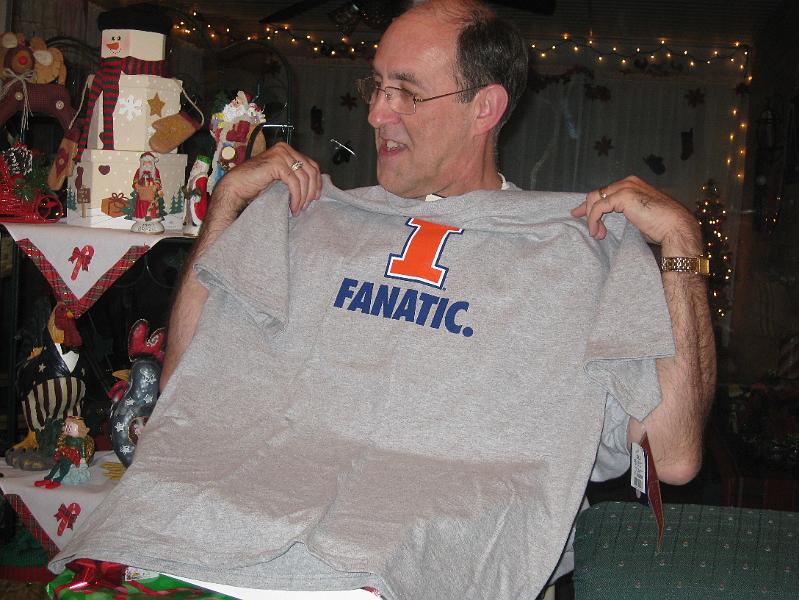IMG_1376.JPG - ... and an Illini shirt that fits the description ...