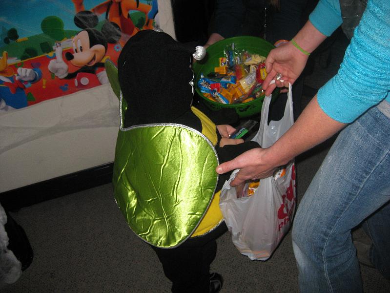 IMG_1109.JPG - Get those kids sugared up and send 'em home!