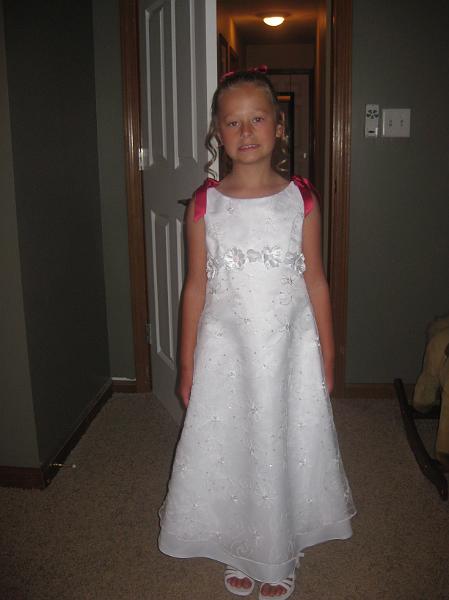 IMG_0657.JPG - Sydney in her flower girl dress ...