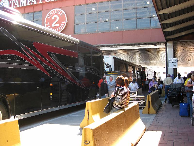 IMG_0011.JPG - More of the artist's buses lined up and unloading.