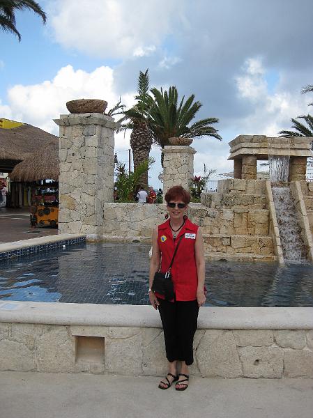 IMG_0122.JPG - The shopping area at Punta Maya is very clean and inviting.