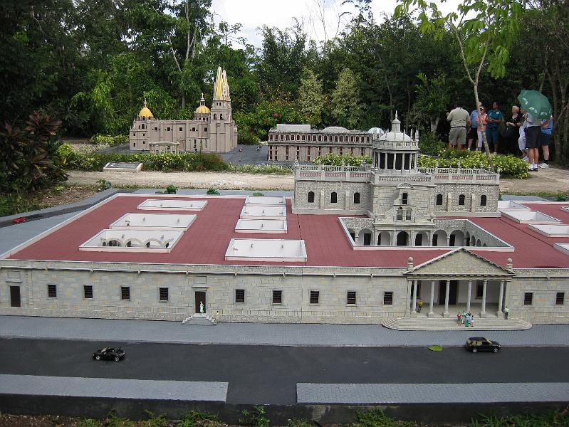 IMG_0149.JPG - Representations of newer Mexican landmarks.