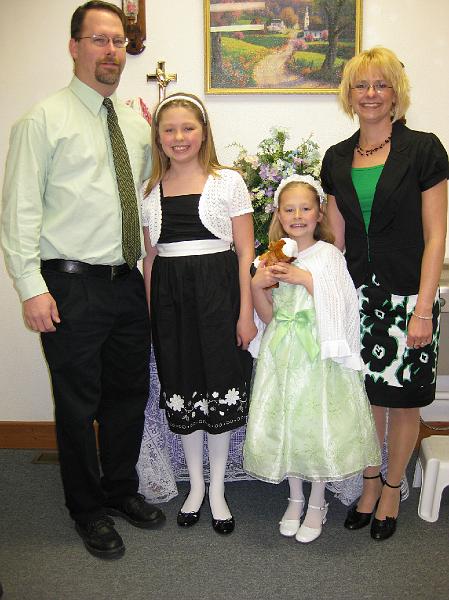 IMG_0367.JPG - Don, Kaitlyn, Sydney and Joy on Easter Sunday.