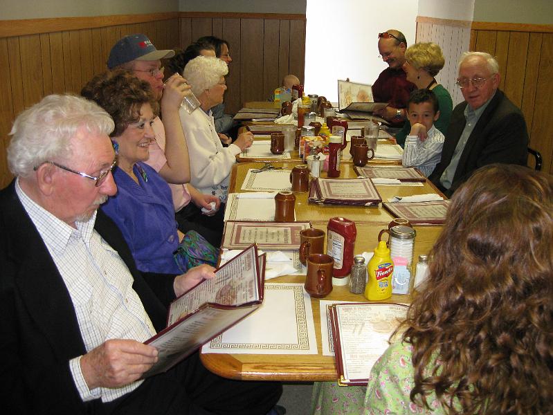 IMG_0386.JPG - The Gilbert clan pigging out at lunch.
