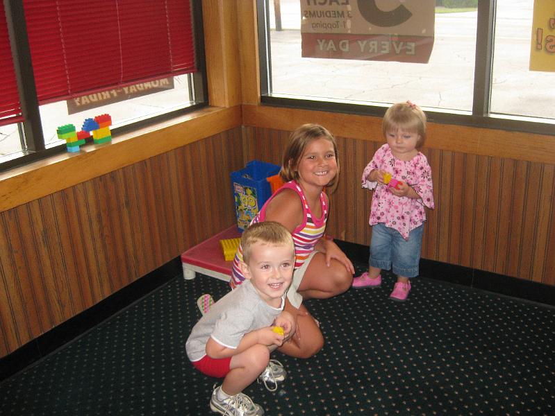 IMG_0913.JPG - Avery, Mackenzie and Macie found plenty to play with